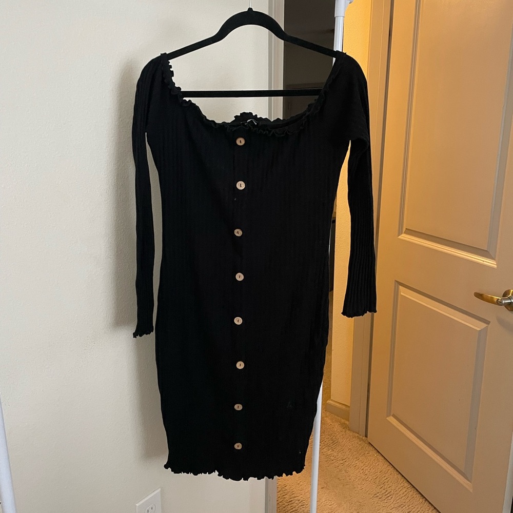 Off the shoulder, ribbed midi dress!
